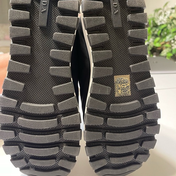 Women Prada shoes never really been used only about 2 times like new condition - Picture 5 of 5